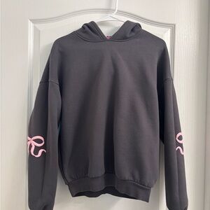 Edikted Gray and Pink Sweater with Minimalist Design